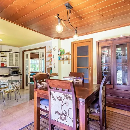 Ferienhaus Beautiful In With Wifi, Swimming Pool And 3 Bedrooms Redondela